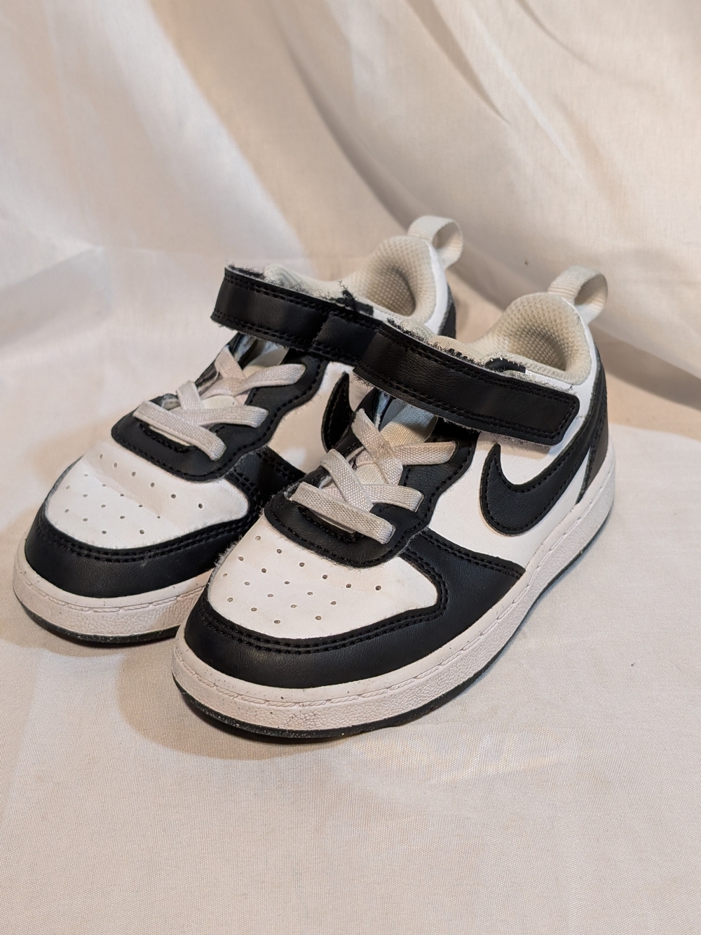 Nike Kids Black and White Low-Top Sneakers with Hook And Loop Strap